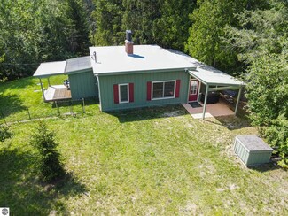 27 W River Rd, Traverse City, MI 49696