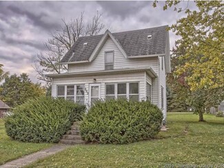 203 E Oak St, Mahomet, IL 61853