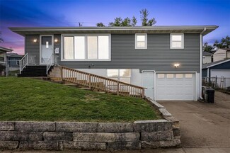 425 Hillview Dr, Marion, IA 52302