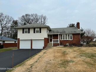 4 Turf Ln, Albany, NY 12211