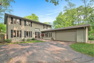 54559 Whispering Oak Dr, Mishawaka, IN 46545