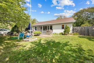 16 Edwards Ave, Calverton, NY 11933