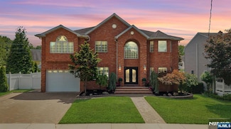 24 Macarthur Dr, Saddle Brook, NJ 07663
