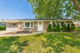 100 Patricia Dr, Schaumburg, IL 60193