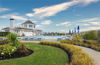 44 Wimbledon Cir, Portsmouth, RI 02871