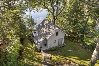 53 Shore Dr, Freeport, ME 04032