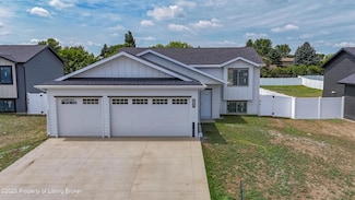 257 15th Ave E, Dickinson, ND 58601
