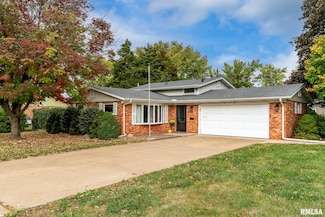 1138 Fairlane Dr, Bettendorf, IA 52722