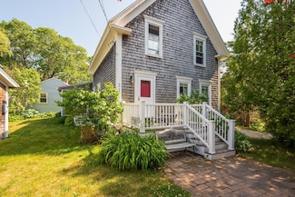31 Bay St, Boothbay Harbor, ME 04538