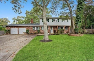 11 Val Ct, Holbrook, NY 11741