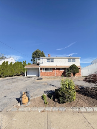 39 Alpine Ln, Hicksville, NY 11801