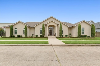 2924 N Labarre Rd, Metairie, LA 70002