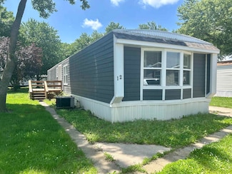 12 Avalon Ln, Hastings, NE 68901