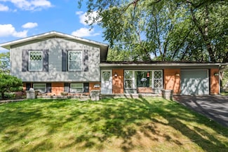 7979 Huntington Cir N, Hanover Park, IL 60133