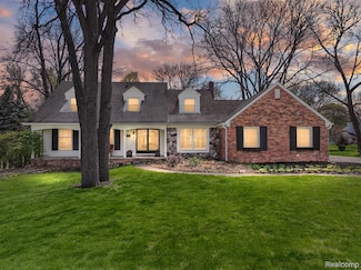22641 N Nottingham Dr, Beverly Hills, MI 48025