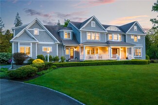 2 Holly Ln, Barrington, RI 02806