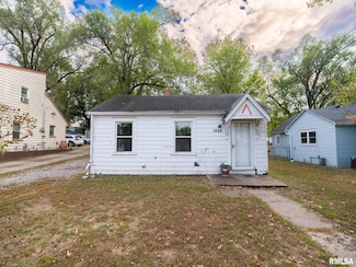 1424 Henry St, Pekin, IL 61554