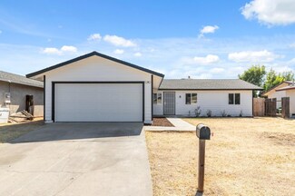 76 Redwood Ave, Sanger, CA 93657