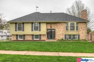 602 Crest Dr, Papillion, NE 68046