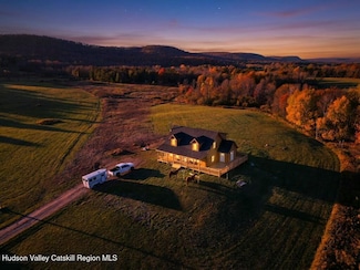 108 Wildberry Dr, Stamford, NY 12167