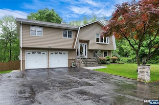 27 Ellen Ln, Wayne, NJ 07470