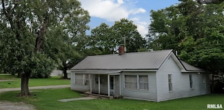 607 W Sycamore St, Carmi, IL 62821