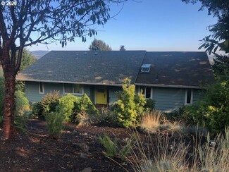 709 SW Red Hills Dr, Dundee, OR 97115