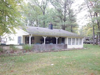 703 E 88th St, Newaygo, MI 49337