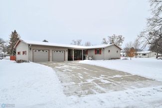 1019 Lilac Ave, Oakes, ND 58474