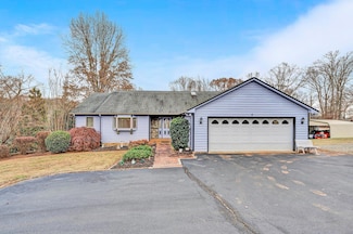 110 Club House Dr, Moneta, VA 24121