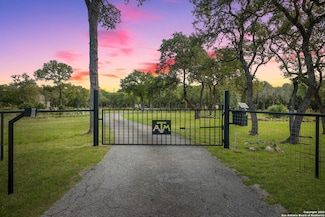 209 Sandy Oaks Dr, Boerne, TX 78015