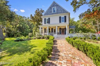 525 Porter Ave, Ocean Springs, MS 39564