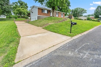 199 Tapestry Dr, Saint Louis, MO 63129