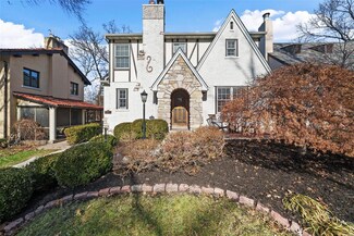 7621 Shirley Dr, Saint Louis, MO 63105