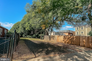 449 S 6th St, Camden, NJ 08103