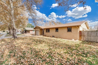 48 Rambler Rd, Hutchinson, KS 67502