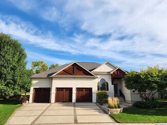 2300 Country Club Dr, Mason City, IA 50401