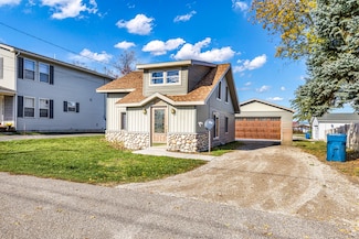 113 Wells St, Houghton Lake, MI 48629