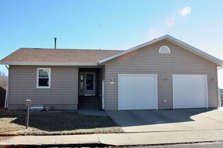 409 6th St NE, Mandan, ND 58554
