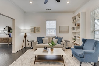 909 Elsbeth St, Dallas, TX 75208