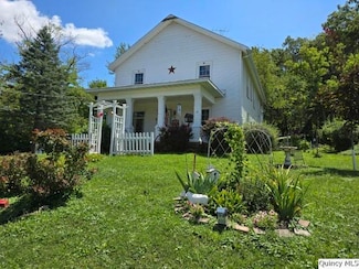 60 W 5th St, Dallas City, IL 62330