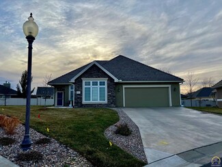 6844 SW Cottonwood Cir, Topeka, KS 66614