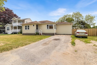 18 Parkview Dr, Shirley, NY 11967