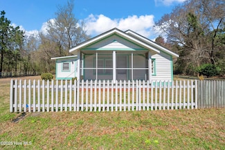 203 1st St, Wallace, NC 28466