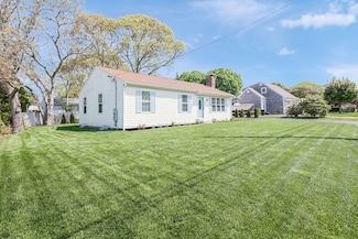20 Swallow St, Teaticket, MA 02536