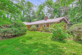 15 Carol Ct, Dix Hills, NY 11746