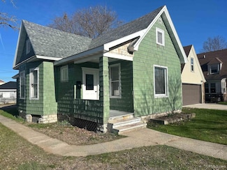 910 13th St S, Escanaba, MI 49829
