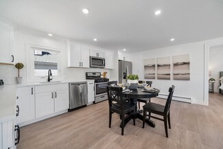 4 Collins St, Peabody, MA 01960