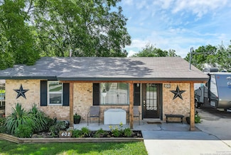 402 W Salmon St, Stockdale, TX 78160