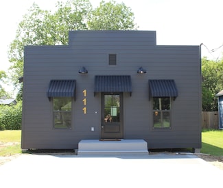 111 Sycamore St, Port Neches, TX 77651